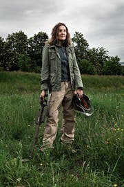 Karin Stauffer mit Metalldetektor und einem Teil ihrer Ausrüstung. (Bild: Stephan Rappo / 13 Photo)