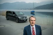 Chris Wilson mit seinem Tour-Van, womit er Touristen kreuz und quer durch die ganze Schweiz chauffiert. (Bild: Pius Amrein, Horw, 13. April 2019)