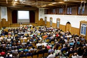 Mehr als 300 Personen besuchten die BTS-Infoveranstaltung in der Mehrzweckhalle Bürglen. (Bild: Donato Caspari)