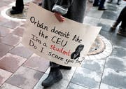 Ungarische Demonstranten setzen sich ein für die Central European University (CEU). (Bild: Bernadett Szabo/Reuters, Budapest, 24. November 2018)