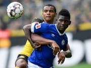 Breel Embolo (rechts) fügt mit Schalke Manuel Akanji und dem BVB eine empfindliche Niederlage zu (Bild: KEYSTONE/AP/MARTIN MEISSNER)