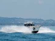 Ein Boot der Waadtländer Kantonspolizei auf dem Neuenburgersee. (Bild: KEYSTONE/JEAN-CHRISTOPHE BOTT)