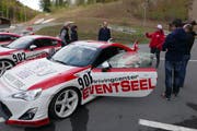 Der Vizeweltmeister im Driften, Yves Meyer, weiht einige GV-Teilnehmer in die Kunst des Driftens ein. (Bild: Christoph Näpflin, Seelisberg, 25. April 2019)
