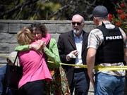Bei einem Angriff auf eine Synagoge im US-Bundesstaat Kalifornien am letzten Tag des jüdischen Pessachfestes ist am Samstag mindestens ein Mensch getötet worden. (Bild: KEYSTONE/FR59680 AP/DENIS POROY)
