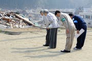Kaiser Akihito und Kaiserin Michiko besuchen die Opfer eines Erdbebens an der Nordost-Küste Japans. (Bild: Toru Yamanaka/AP Photo, 27. April 2011)