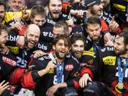 Jubelnde SCB-Spieler nach dem Sieg im 5. Playoff-Spiel gegen den EV Zug. (Bild: Keystone/ALEXANDRA WEY)
