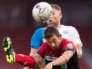 Yoric Ravet (hinten) und Mike Gomes schrecken im Zweikampf nicht zu zurück (Bild: KEYSTONE/LAURENT GILLIERON)