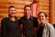 Präsidentin Ursi Aschwanden (links) gratuliert Mike McCardell zur Wiederwahl und Monika Baumann zur Neuwahl in den Vorstand. (Bild: Christoph Näpflin, Seelisberg, 25. April 2019)