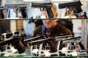 Wer eine Waffe erwerben will – etwa an einer Messe – braucht eine entsprechende Bewilligung. (Bild: Stefan Wermuth/AFP (Luzern, 29. Mai 2019))
