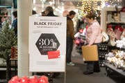 «Black Friday» in einer Manor-Filiale. (Bild: Dominik Wunderli, Luzern, 25. November 2016)