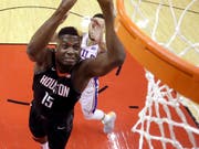Clint Capela (links) trifft mit den Houston Rockets in den Viertelfinals der NBA auf die Golden State Warriors (Bild: KEYSTONE/AP/DAVID J. PHILLIP)