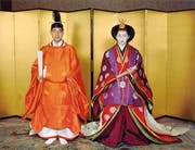 Kronprinz Akihito und seine Frau Michiko an ihrer traditionellen Hochzeit am 10. April 1959. (Bild: Epa)