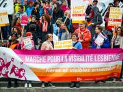 Rund 150 Menschen haben am Samstag in Lausanne für gleiche Rechte für Lesben demonstriert. (Bild: KEYSTONE/VALENTIN FLAURAUD)