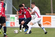 Célien Wicht (links), Chams Torschütze zum 1:0, behauptet sich im Zweikampf gegen den Sittener Mirza Mujdzic. Bild: Roger Zbinden (Cham, 27. April 2019)