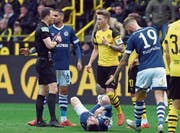Rote Karte: Dortmunds Marco Reus (gelbes Trikot) flog in der 60. Minute nach einem Foul an Suat Serdar (unten) vom Platz. (Bild: David Hecker/EPA (Dortmund, 27. April 2019))