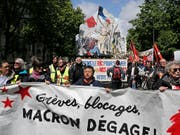 «Macron, hau ab!» heisst es auf Transparenten der «Gelbwesten», die am Samstag in Paris auf die Strasse gingen. (Bild: KEYSTONE/AP/RAFAEL YAGHOBZADEH)