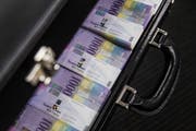 Ein Aktenkoffer gefüllt mit Tausendernoten in einem Safe einer Bank in Lugano. (Gabriele Putzu/Keystone)