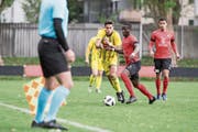 Kickers-Aussenverteidiger Stéphane Munduki (Mitte) klärt gegen den Eschenbacher Stürmer Robin Niederberger (links). Bild: Manuela Jans-Koch (Luzern, 27. April 2019)
