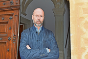 «Kreuz»-Wirt Peter Rickenbacher vor dem Rathaus in Schwyz, wo das Bezirksgericht tagte. (Bild: Andreas Seeholzer, 26. April 2019)