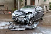 Der komplett beschädigte Personenwagen. (Bild: Stadtpolizei St.Gallen - 26. April 2019)
