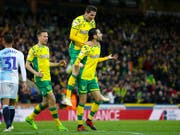 Norwich feiert den Treffer von Mario Vrancic (rechts) gegen Blackburn, der den Weg zum Aufstieg ebnet (Bild: KEYSTONE/AP PA/CHRIS RADBURN)