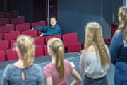 Drehbuchautor Hanspeter Müller-Drossaart als aufmerksamer Zuschauer am Casting. (Bild: Pius Amrein, Buochs, 24. April 2019)