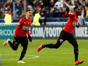 Die Sensation ist geschafft: Rennes' Spieler Hatem Ben Arfa (links) und Ismaila Sarr rennen los (Bild: KEYSTONE/AP/THIBAULT CAMUS)