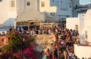 Die griechische Insel Santorini versucht der Touristenflut mit hohen Gebühren Herr zu werden. (Bild: Athanasios Gioumpasis/Getty 16. Juli 2018)