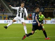 Cristiano Ronaldo sieht, wie sein Schuss zum 1:1 ins Tor findet (Bild: KEYSTONE/EPA ANSA/ROBERTO BREGANI)