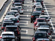 Alle Jahre wieder: Auch an diesem Wochenende hat sich der Ferienreiseverkehr in den Süden vor dem Gotthard-Nordportal auf einer Länge von bis zu zwölf Kilometern gestaut. (Bild: KEYSTONE/ALEXANDRA WEY)