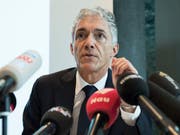 Bundesanwalt Michael Lauber steht wenige Wochen vor seiner Bestätigungswahl durch das Parlament in der Kritik. (Bild: KEYSTONE/PETER SCHNEIDER)