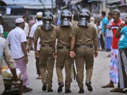 Die Polizei in Sri Lanka durchkrempelt das gesamte Land nach den Selbstmordanschlägen mit mehr als 250 Toten vor wenigen Tagen - dabei gab es am Samstag mehrere Explosionen in einem Extremistenversteck. (Bild: KEYSTONE/AP/MANISH SWARUP)