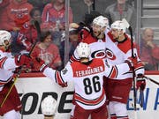 Nino Niederreiter (r.) und Torschütze Jordan Staal (2.v.r.) bejubeln zusammen mit ihren Teamkollegen den 1:0-Siegtreffer in der Verlängerung gegen die New York Islanders (Bild: KEYSTONE/FR67404 AP/NICK WASS)