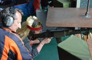 Schützenhaus Berg konnten die Besucher das Sturmgewehr ausprobieren. (Bild: Christoph Heer)