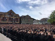 Abgestimmt wird per Handzeichen. (Bild: Raphael Rohner)