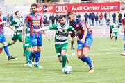 Der Krienser Edmond Selmani (in Grün) im Zweikampf in Chiassos Strafraum. (Bild: Jakob Ineichen (Kriens, 28. April 2019))