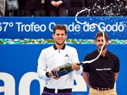 Dominic Thiem lässt den Korken knallen. (Bild: KEYSTONE/EPA EFE/ALEJANDRO GARCIA)