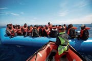 Gerettete Migranten vor der libyschen Küste. (Fabian Heinz/AP, 3. April 2019)