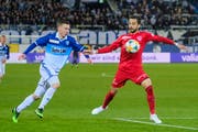 Luzern-Verteidiger Silvan Sidler (links) gegen den Thuner Matteo Tosetti: Auffallend das «Siehe LNN»-Retro-Leibchen der Meister von 1989 ohne das Adidas-Logo und den drei Streifen auf den Ärmeln. (Bild: Martin Meienberger/Freshfocus (Luzern, 27. April 2019))