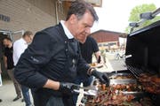 Grillmeister Christian Kindl bei der Arbeit. (Bild: Trudi Krieg)