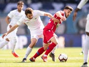 Zürichs Einwechselspieler Lewan Charabadse (links) im Kampf um den Ball gegen Sions Bastien Toma (Bild: KEYSTONE/ENNIO LEANZA)