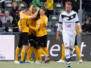 YBs Guillaume Hoarau (Zweiter von links) wird nach seinem Traumtor zum 2:1 beglückwünscht (Bild: Keystone/ANTHONY ANEX)