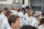 Der Blumenkranz muss sitzen: Eine Mutter richtet den Kranz ihrer Tochter vor dem Einzug in die Kirche. (Bild: Dominik Wunderli/Luzerner Zeitung, 28. April 2019, Eschenbach)
