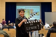 Ursi Burkart-Merz vor der letzten Gemeindeversammlung, die in Adligenswil abgehalten wurde. (Bild: Dominik Wunderli, 24. November 2015)