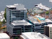 In Seattle hat sich am Samstag (Ortszeit) ein Unglück mit einem Kran auf einem Gebäude ereignet - dabei wurden zahlreiche Menschen getötet. (Bild: KEYSTONE/AP Chelsea Oughton)