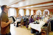 Der musizierende Maler Reno Heeb spielt beim Familienverein Eggenberger zur Unterhaltung viele bekannte Melodien. (Bild: Hansruedi Rohrer)