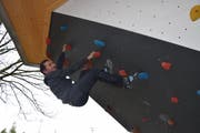 Präsident Daniel Schläpfer testet die Wand.