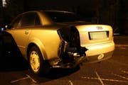 Das beschädigte Auto, das parkiert gewesen war.