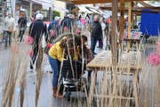die kreativen Stände ziehen die Blicke der Besucher auf sich. (Bild: Markus Bösch)