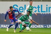 Majeed Ashimeru, gestern der stärkste St. Galler, ist nur schwer vom Ball zu trennen. (Bild: Andy Mueller/freshfocus)
